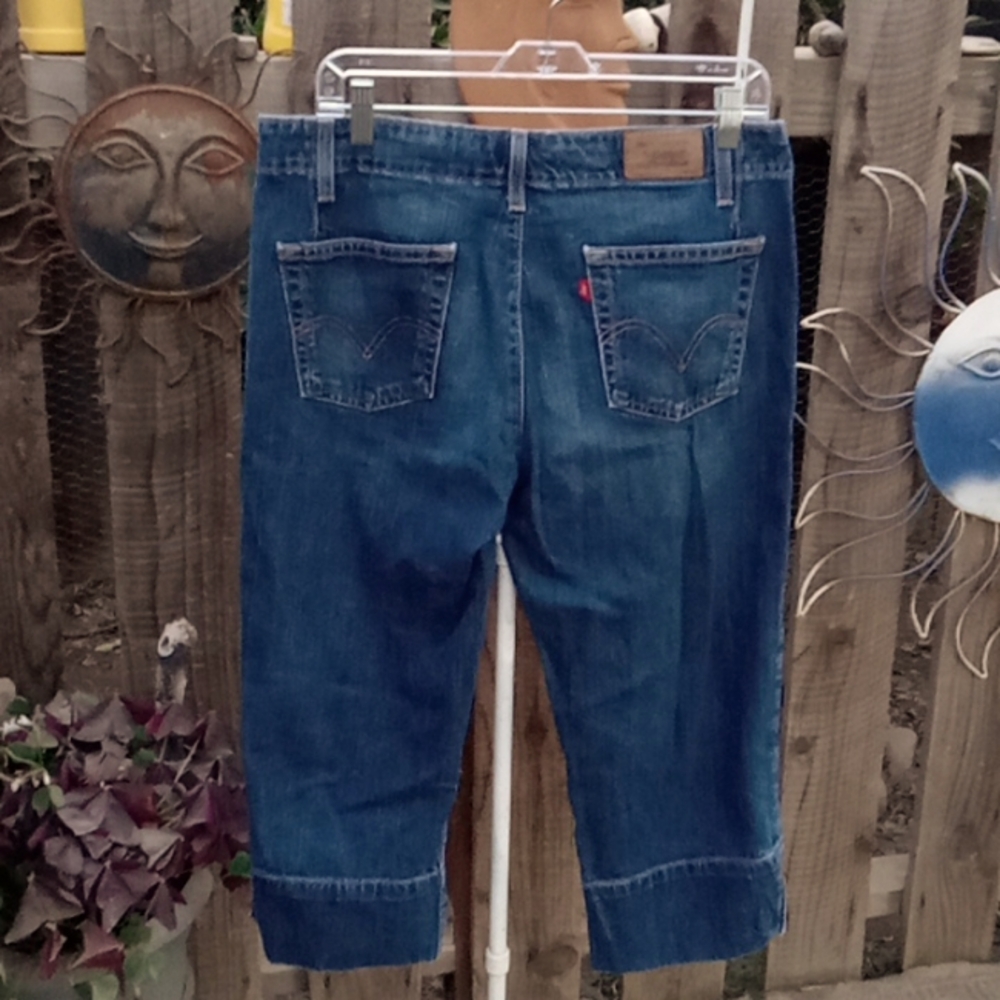 Woman's Levi Capri. Good condition, sounds stretch. 515. - 12. Blue.